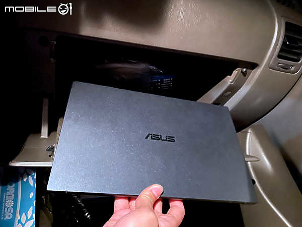 點我看大圖 天天都在南科帶著 ASUS B9450 四處監工救援調度趴趴走