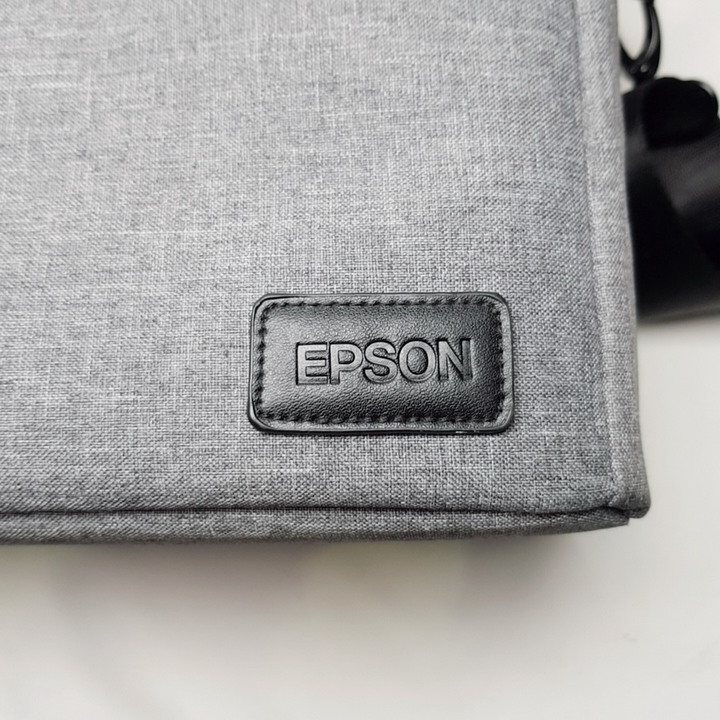 好投 好看 又好玩!超不受限的迷你雷射投影機 - Epson EF-12。