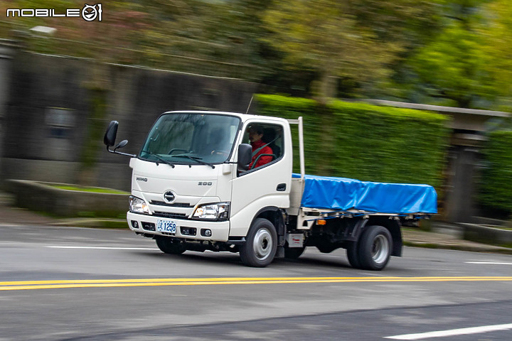HINO 200 試駕|誰都能駕馭的輕鬆好開三噸半