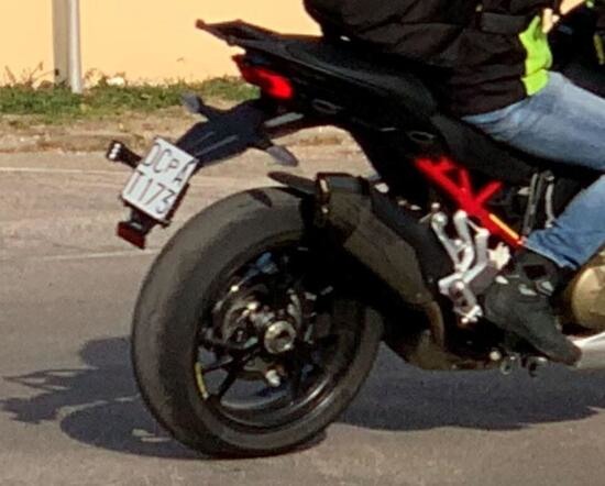 【海外快訊】換上單搖臂、17 吋前輪!新款 DUCATI Multistrada V4 諜照曝光