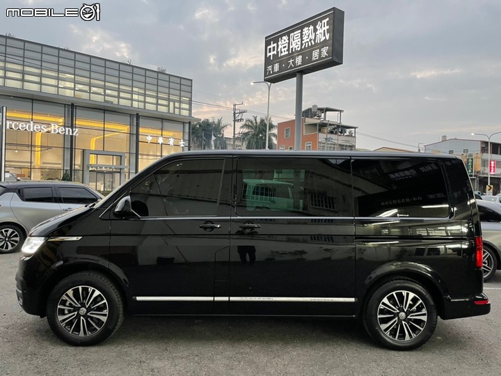 新車Multivan 貼帥氣隔熱紙 前檔T2-30+車身T2-15