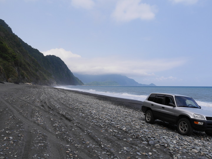 1代RAV4:都會休旅車打卡景點-南澳沙灘海蝕洞