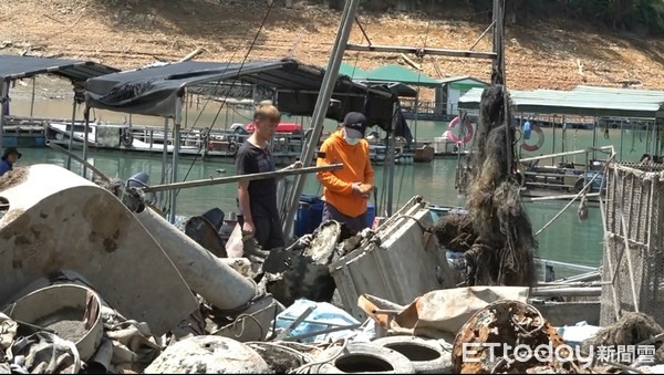 日月潭底「噁爛垃圾山」露出見光！居民受不了上百人淨潭撿1噸