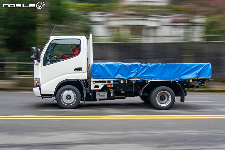 HINO 200 試駕|誰都能駕馭的輕鬆好開三噸半