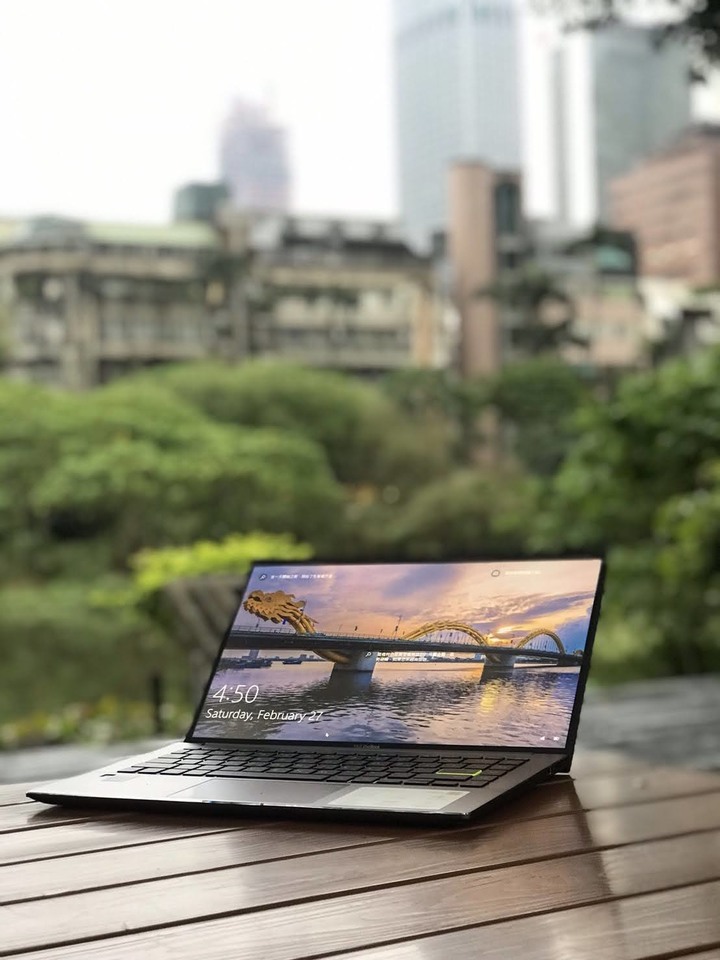 點我看大圖 VIVOBOOK S435 秘境綠開箱,金屬機身鑽石切割質感滿點