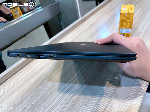 點我看大圖 天天都在南科帶著 ASUS B9450 四處監工救援調度趴趴走