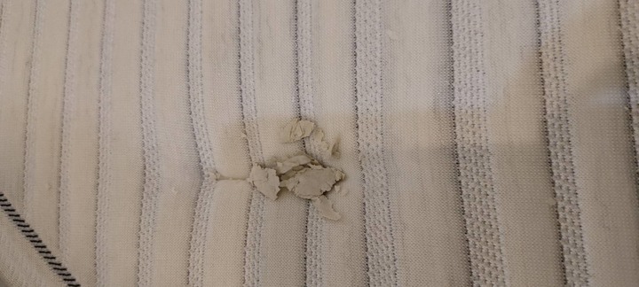 【請教】有人可以看看我的床怎麼了?是環保材質嗎?
