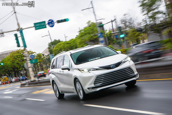 Toyota大改款Sienna鉑金版試駕|動感、舒適、智慧集於一身的超強MPV!
