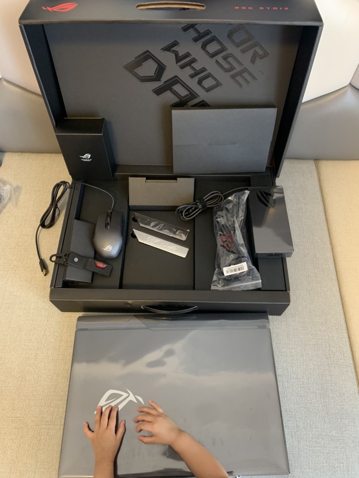 ROG STRIX SCAR G733QR 不專業開箱、心得