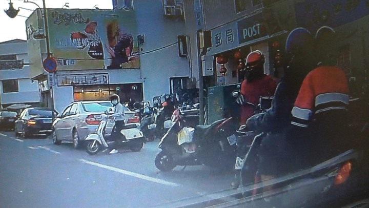 暫停並排停車不等於臨時並排停車？
