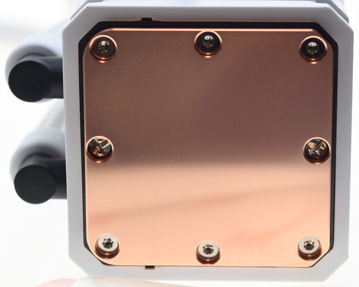 純白版ENERMAX LIQMAXIII 360一體式水冷動手玩