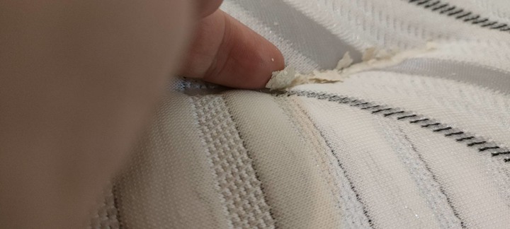 【請教】有人可以看看我的床怎麼了?是環保材質嗎?