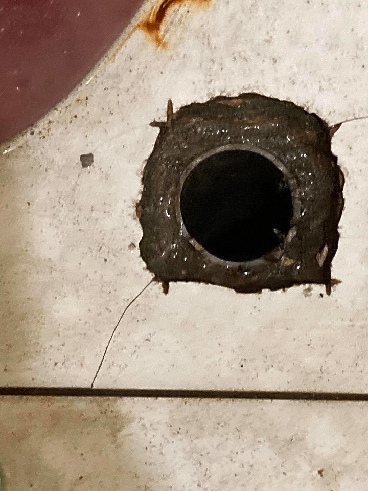 樓上浴室地面排水管旁水泥沒有做密封防水造成漏水,該如何處理?