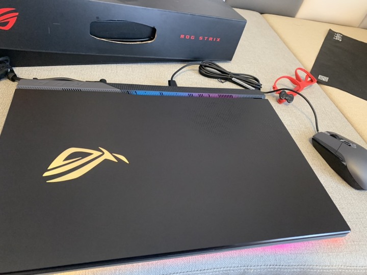 ROG STRIX SCAR G733QR 不專業開箱、心得