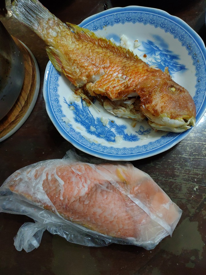 出外艱苦人的簡易晚餐一條很凶的魚