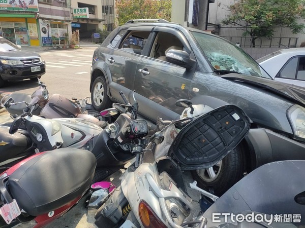 快訊／台中翁「油門當剎車」…安全氣囊炸開！連環撞倒路旁8機車