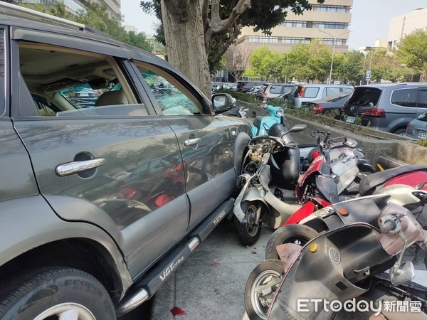 快訊／台中翁「油門當剎車」…安全氣囊炸開！連環撞倒路旁8機車