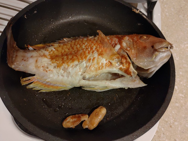 出外艱苦人的簡易晚餐一條很凶的魚
