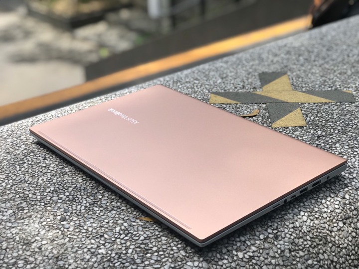 點我看大圖 VIVOBOOK S513 魔幻般霧面金屬質感文青風開箱