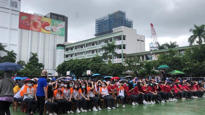 侯友宜出席校慶「久逢甘霖」 校長要學生站操場淋雨迎接