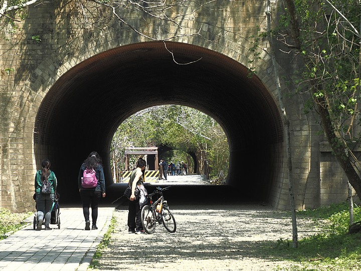 苗栗 竹南 崎頂隧道文化公園｜崎頂一、二號隧道 — 曾經的火車隧道，洞中有洞的驚奇，老少咸宜的散步空間