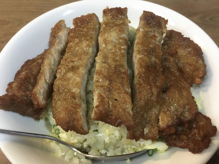 [食記] 小樂精緻麵食館，台灣新北新店，美味可口排骨蛋炒飯及蝦仁餛飩！