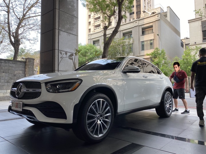 點我看大圖 幫好友開箱文! 全新外匯賓士 2021年式GLC300 Coupe AMG外觀套件 23P全配 4/8更新于晏強推配備&包膜資訊