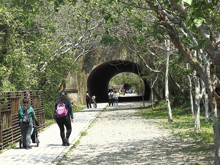苗栗 竹南 崎頂隧道文化公園|崎頂一、二號隧道 — 曾經的火車隧道,洞中有洞的驚奇,老少咸宜的散步空間