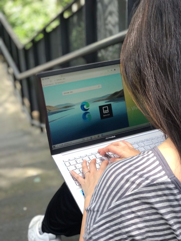 點我看大圖 VIVOBOOK S513 魔幻般霧面金屬質感文青風開箱