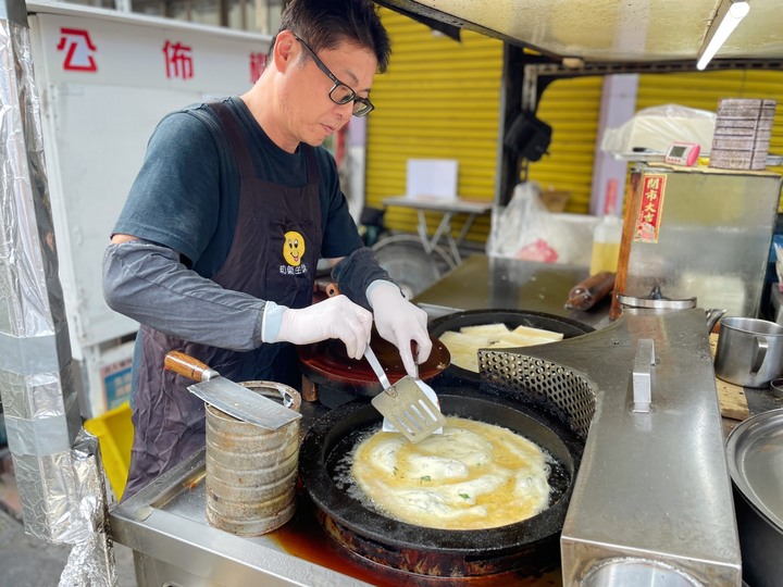【天津正宗蔥油餅王】北屯天津路與雖遠路交叉口的排隊美食