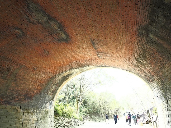 苗栗 竹南 崎頂隧道文化公園｜崎頂一、二號隧道 — 曾經的火車隧道，洞中有洞的驚奇，老少咸宜的散步空間