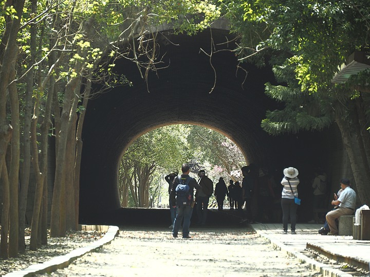 苗栗 竹南 崎頂隧道文化公園|崎頂一、二號隧道 — 曾經的火車隧道,洞中有洞的驚奇,老少咸宜的散步空間