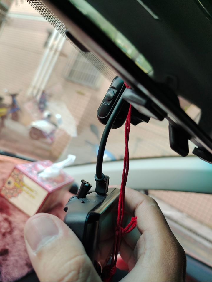 請問行車記錄器支架斷裂