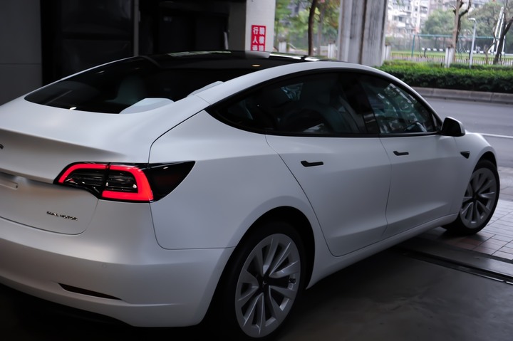 為什麼特斯拉車主都要包膜／犀牛皮／鍍膜？Tesla Model 3 LR 白內裝犀牛皮心得分享