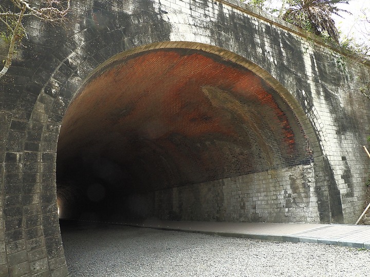苗栗 竹南 崎頂隧道文化公園|崎頂一、二號隧道 — 曾經的火車隧道,洞中有洞的驚奇,老少咸宜的散步空間