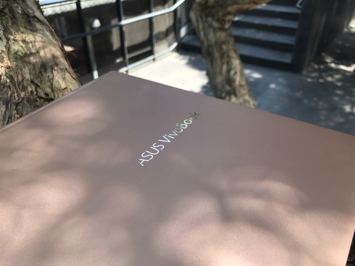 點我看大圖 VIVOBOOK S513 魔幻般霧面金屬質感文青風開箱