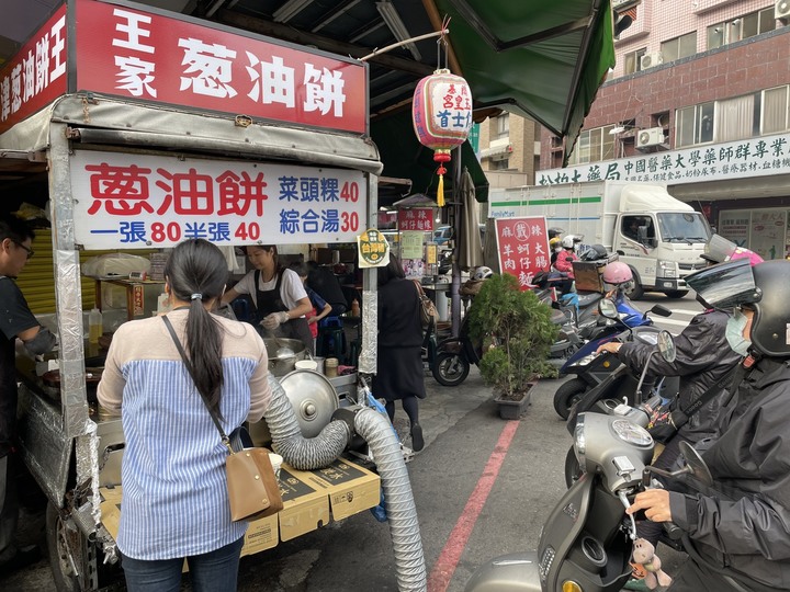 【天津正宗蔥油餅王】北屯天津路與雖遠路交叉口的排隊美食