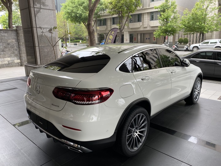 點我看大圖 汽車包膜 全車透明犀牛皮 2021年式GLC300 Coupe 白色車