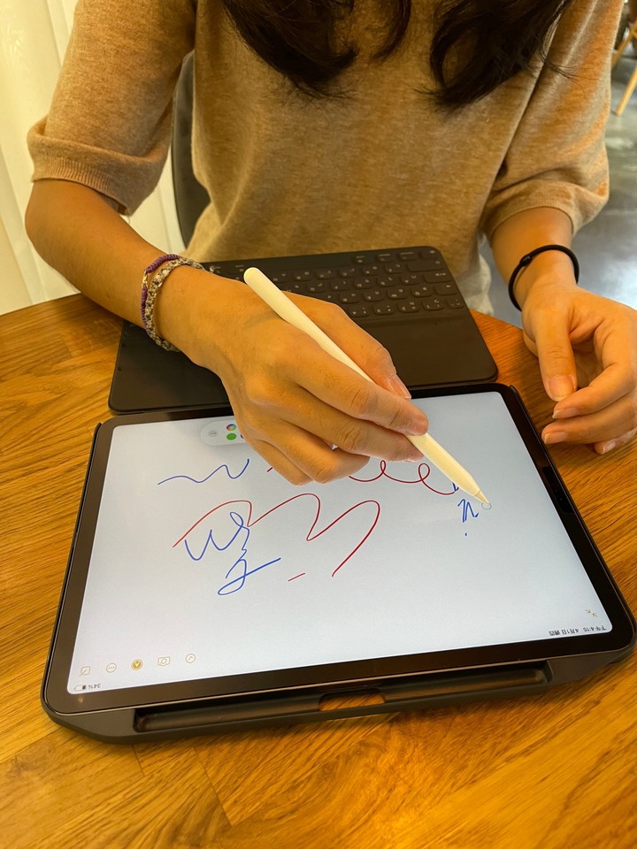 支援聰穎鍵盤的 iPad 保護殼+類紙膜
