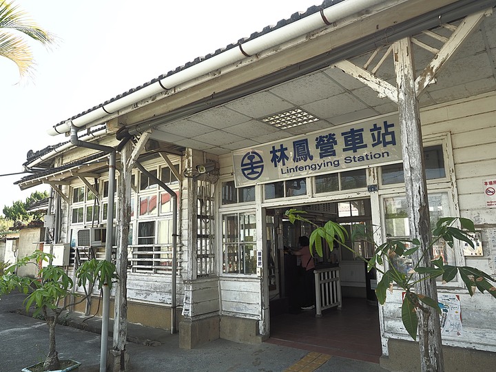 臺南 六甲 林鳳營車站 — 沒有賣鮮奶，也看不到乳牛，卻因鮮乳而聞名的木造小站