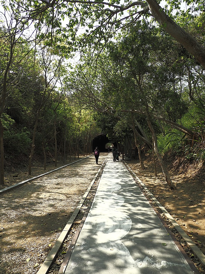 苗栗 竹南 崎頂隧道文化公園｜崎頂一、二號隧道 — 曾經的火車隧道，洞中有洞的驚奇，老少咸宜的散步空間