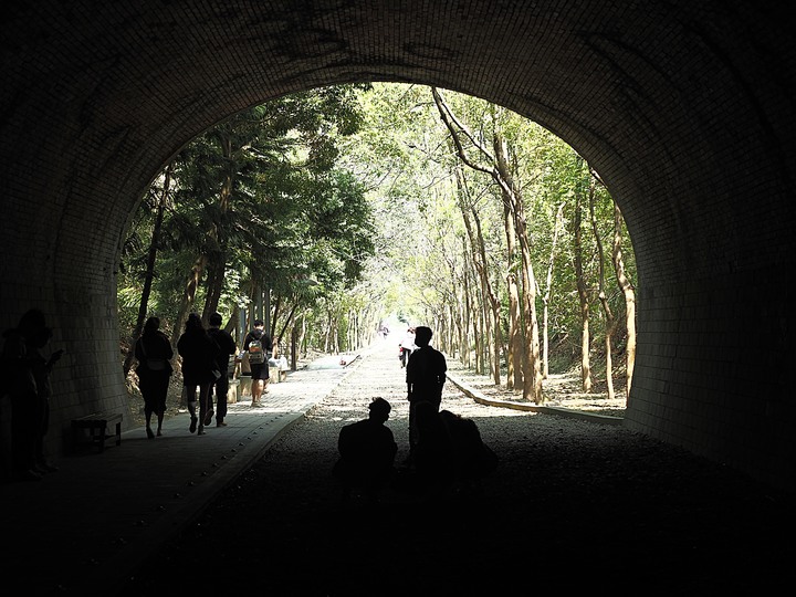 苗栗 竹南 崎頂隧道文化公園|崎頂一、二號隧道 — 曾經的火車隧道,洞中有洞的驚奇,老少咸宜的散步空間