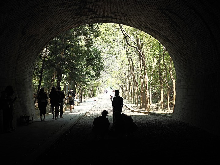 苗栗 竹南 崎頂隧道文化公園｜崎頂一、二號隧道 — 曾經的火車隧道，洞中有洞的驚奇，老少咸宜的散步空間