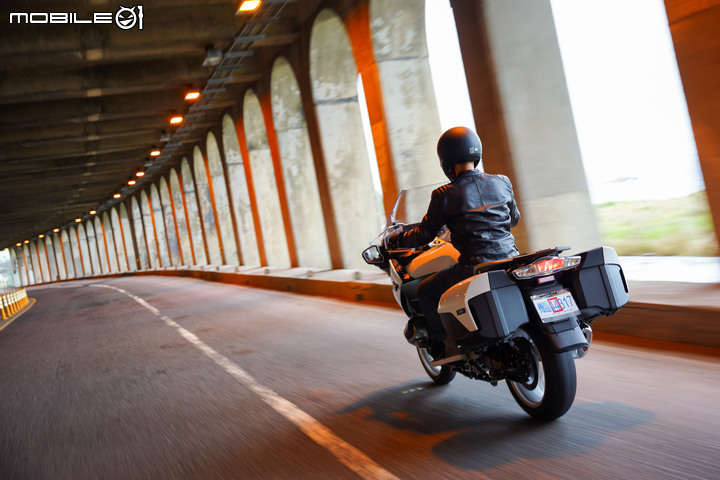 2021 BMW Motorrad R 1250 RT 試駕|搭載 ACC 自動跟車,劃時代科技休旅登場!