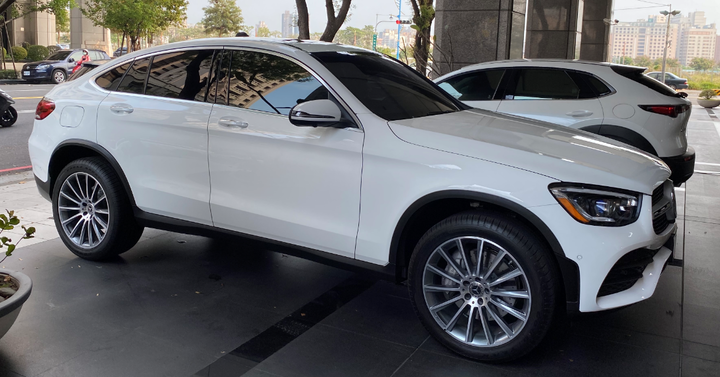 點我看大圖 幫好友開箱文! 全新外匯賓士 2021年式GLC300 Coupe AMG外觀套件 23P全配 4/8更新于晏強推配備&包膜資訊
