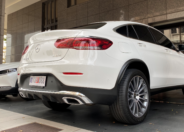 點我看大圖 幫好友開箱文! 全新外匯賓士 2021年式GLC300 Coupe AMG外觀套件 23P全配 4/8更新于晏強推配備&包膜資訊