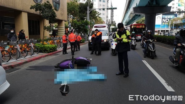 女騎士閃躲「違停Uber」…慘遭砂石車輾爆頭!司機下場曝