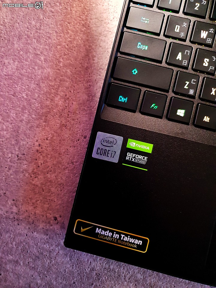 點我看大圖 【簡易開箱】 GIGABYTE | AERO 15 OLED KC | 專屬創作者的筆電選擇。
