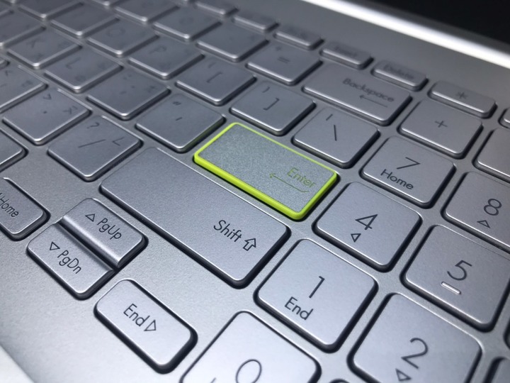 點我看大圖 VIVOBOOK S513 魔幻般霧面金屬質感文青風開箱