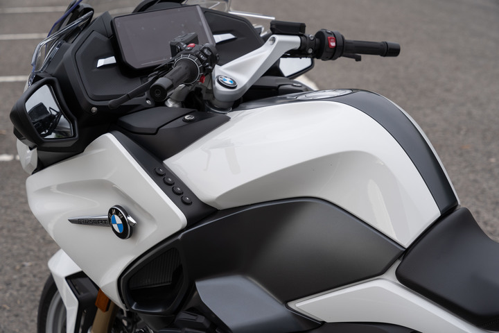2021 BMW Motorrad R 1250 RT 試駕｜搭載 ACC 自動跟車，劃時代科技休旅登場！